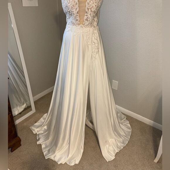 NWT L’amour Claudia White Lace Plunge Neckline Wedding Dress with Slit Size 6 - Picture 5 of 16